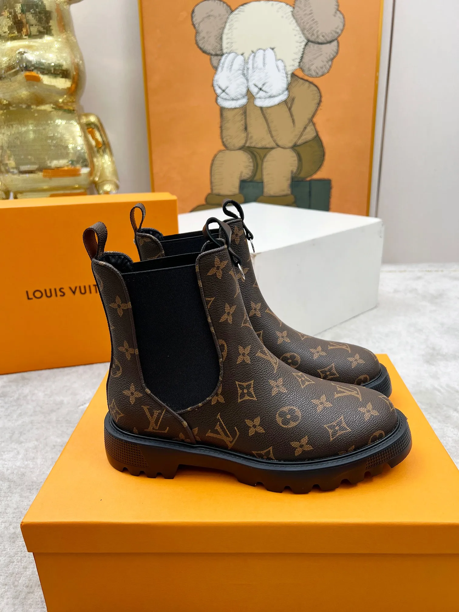 👟👟Ex-factory price 540👟👟 LOUS VUITON 🔥🔥🔥️ The latest short boots model from Louis Vuit 2025 official website, official website 💯 original version 1:1. LV Beaubourg uses calfskin to present a Chelsea-style upper, with a lightweight thick sole. Monogram canvas trim and contrast stitching outline the elastic side panels and seams respectively, cleverly interpreting the balance of strength and softness. It is a fashionable short boot that is comfortable and generous, versatile and very good-looking. Upper: Full-grain calfskin. Lining feet: sheepskin. Color: black/coffee, 35 to 40 yards, (414243 yards can be customized without return or exchange) Bosses are welcome to place orders